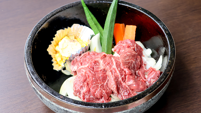 石焼釜で焼かれる肉