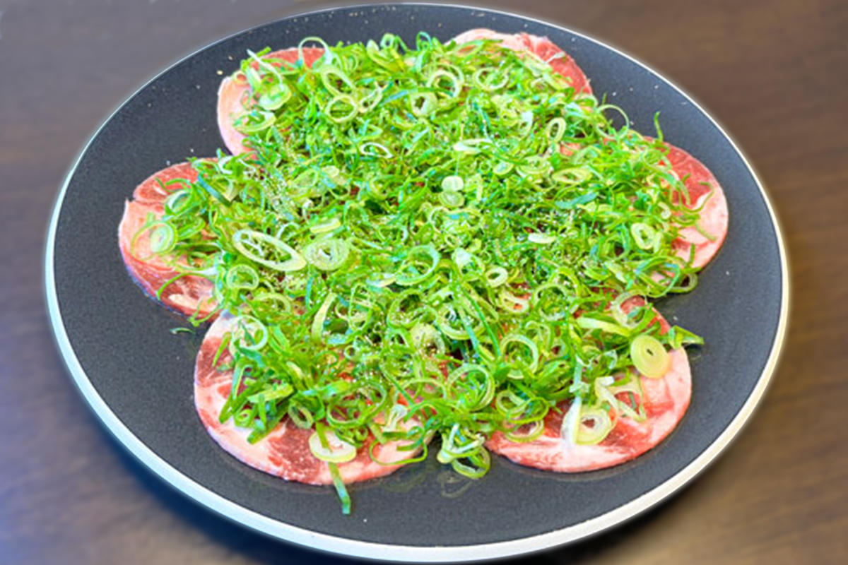 HAYA江ノ島店が提供するネギ盛り牛タン